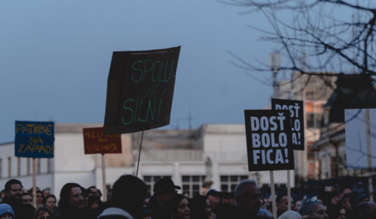 Oni vedia iba búrať, preto sa búrime, vyhlásil výtvarník Šille. Ľudia na Slovensku opäť protestovali