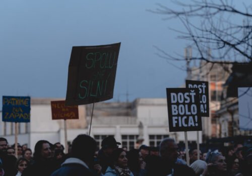 Oni vedia iba búrať, preto sa búrime, vyhlásil výtvarník Šille. Ľudia na Slovensku opäť protestovali