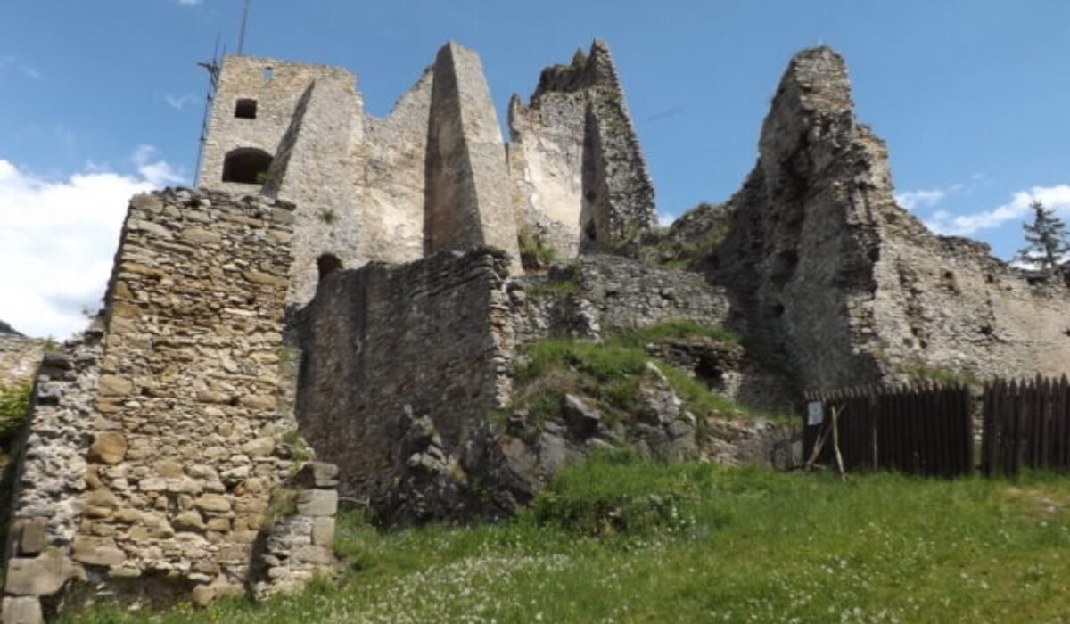 Začali sa práce na obnove hradu Likava, hotové majú byť na jeseň budúceho roka