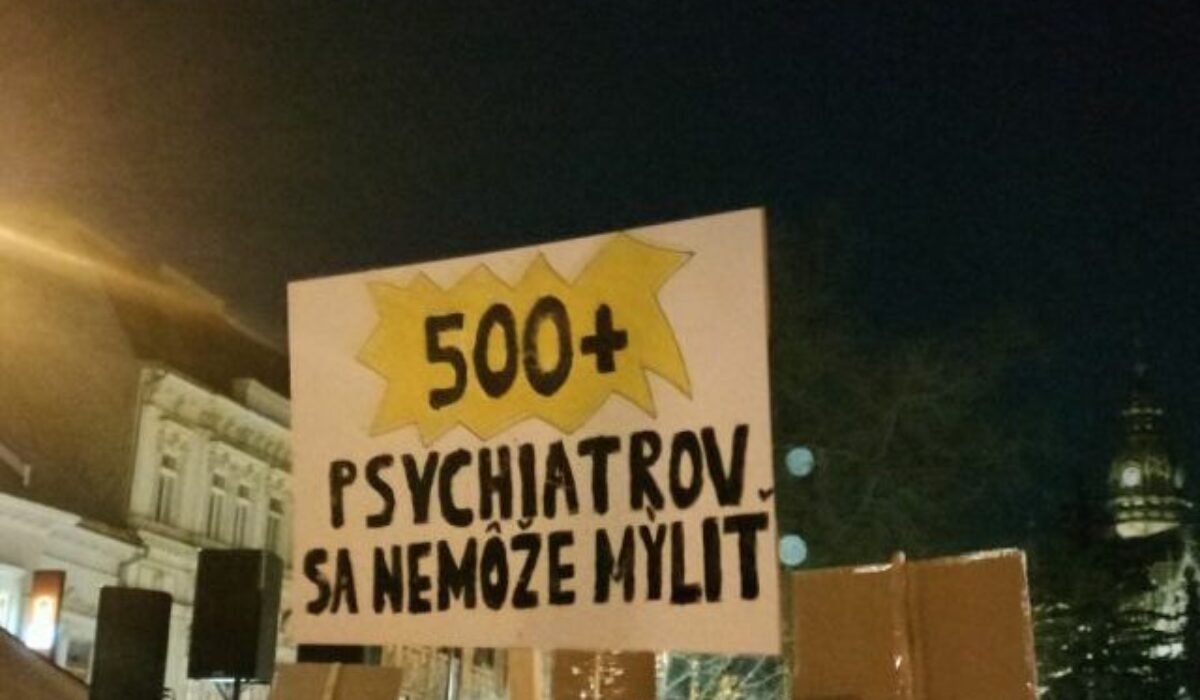 Košice opäť protestovali, v uliciach bolo 7-tisíc ľudí. Uctili si aj obete tragédie vo Veľkom Šariši – FOTO