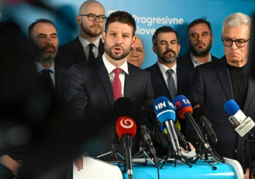 Politici zriadením tlačových súdov získajú VIP služby, bežní ľudia sa stále načakajú, tvrdia progresívci