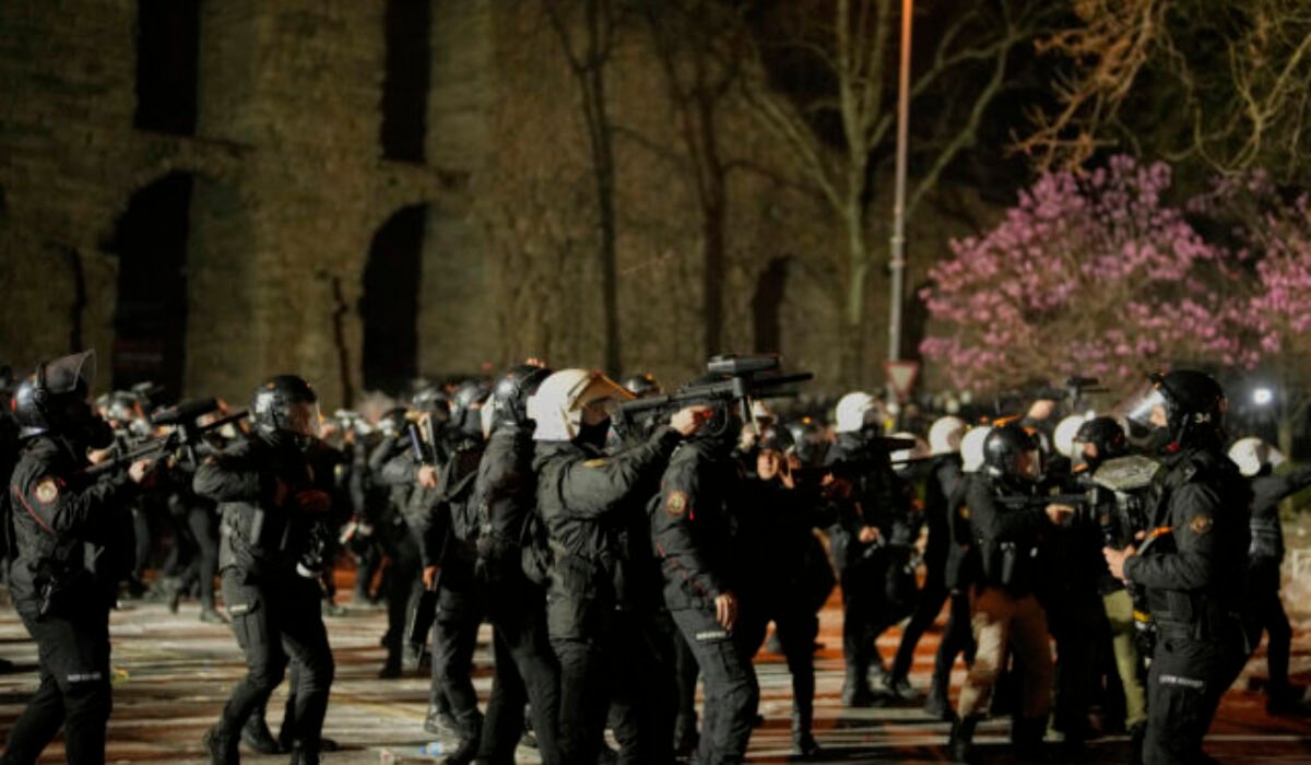 V Turecku sa masívne zatýkalo, demonštranti protestovali proti zatknutiu istanbulského starostu