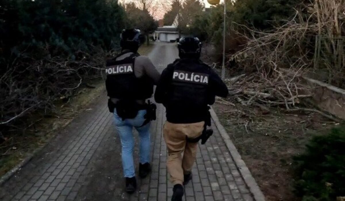 Policajti zasiahli proti podvodom s eurofondmi, pri rozsiahlej akcii obvinili šesť osôb – FOTO