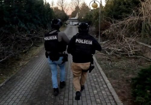 Policajti zasiahli proti podvodom s eurofondmi, pri rozsiahlej akcii obvinili šesť osôb – FOTO