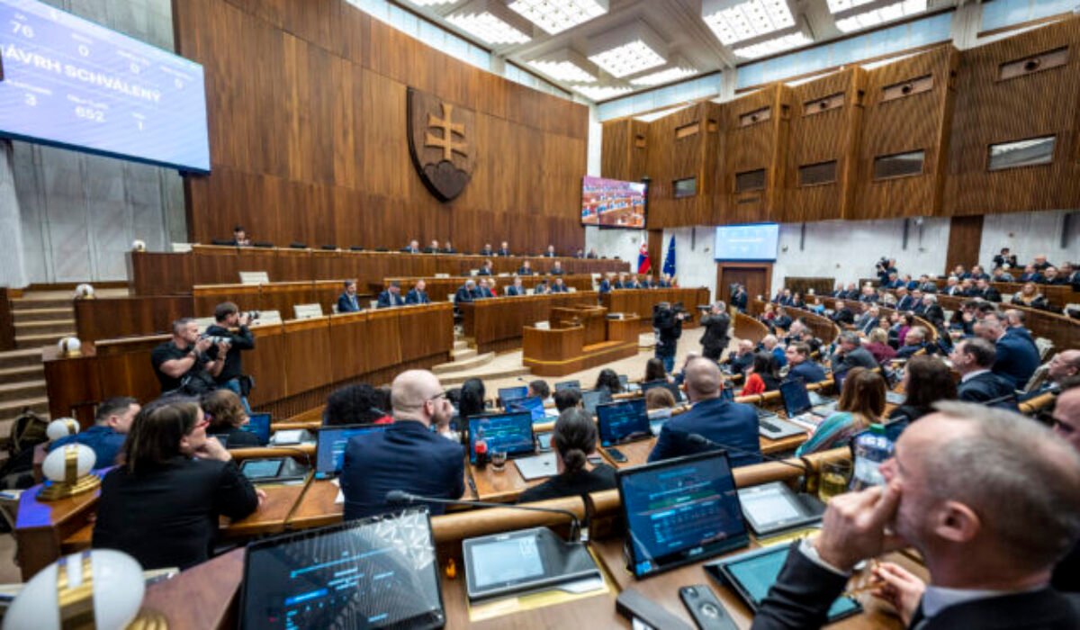 Poslanci po vyše troch mesiacoch opäť rokujú, voliť budú predsedu parlamentu či odvolávať Remišovú – NAŽIVO