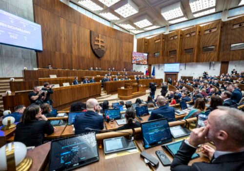 Poslanci po vyše troch mesiacoch opäť rokujú, voliť budú predsedu parlamentu či odvolávať Remišovú – NAŽIVO