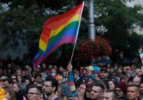 Poslanci ohrozujú dôstojnosť a práva LGBTI+ ľudí, občianske združenie odovzdalo do parlamentu výzvu