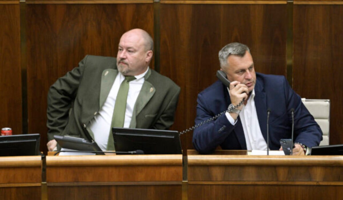 Huliak po hlasovaní v parlamente prirovnal Danka k žene, s ktorou nemá zmysel bojovať – VIDEO