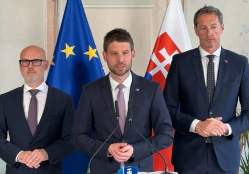 Kaliňák nakupuje ako nákupná maniačka, opozícia nateraz nechce navyšovanie výdavkov na obranu – VIDEO