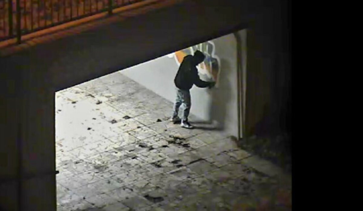 Sprejer poškodil stenu podchodu v Prešove, polícia žiada o pomoc pri stotožnení páchateľa – FOTO