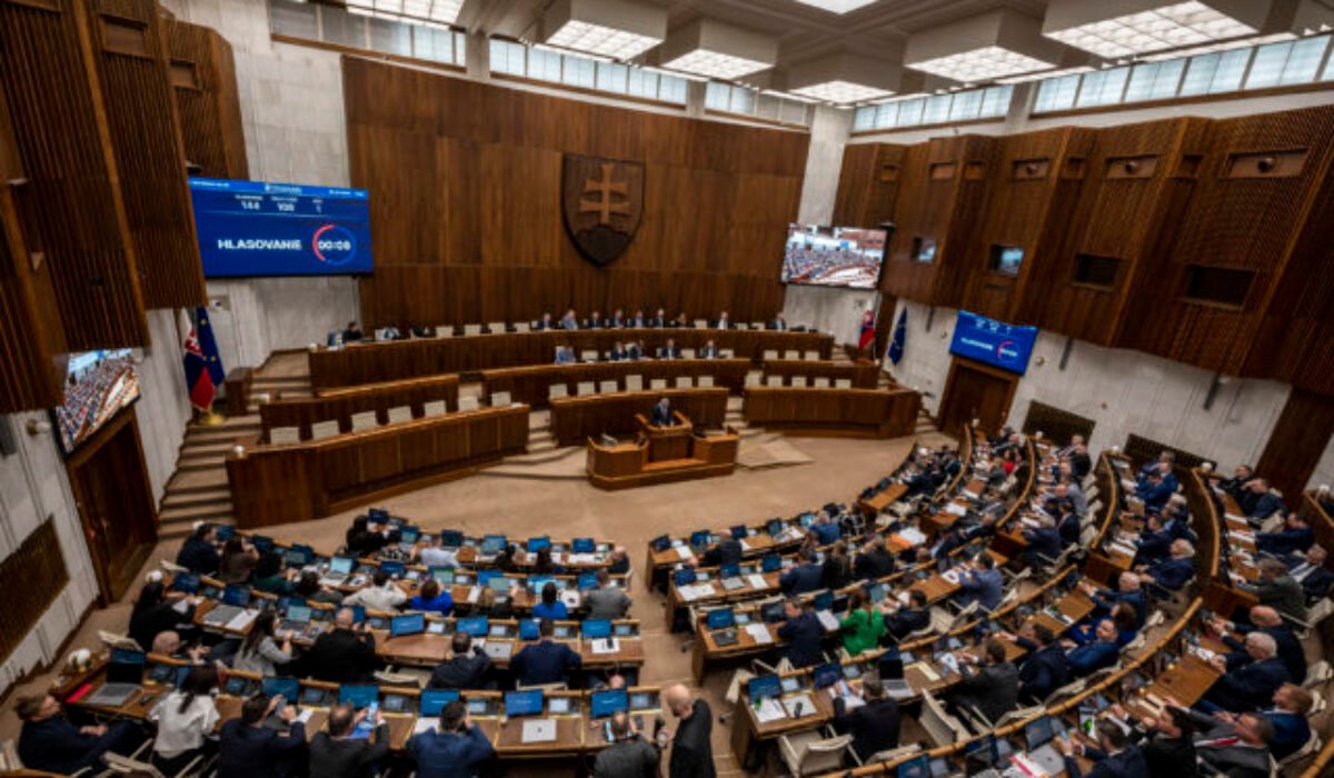 Poslanci zvolili nového člena Súdnej rady, podporila ho aj časť opozície