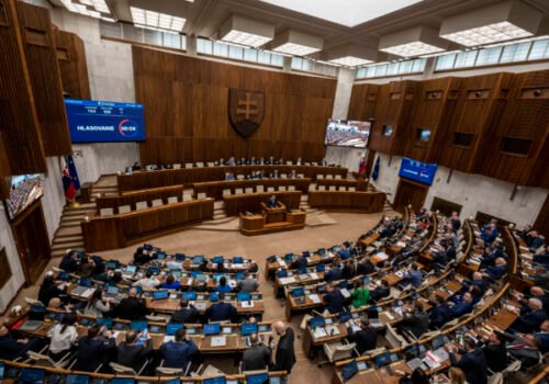 Poslanci zvolili nového člena Súdnej rady, podporila ho aj časť opozície