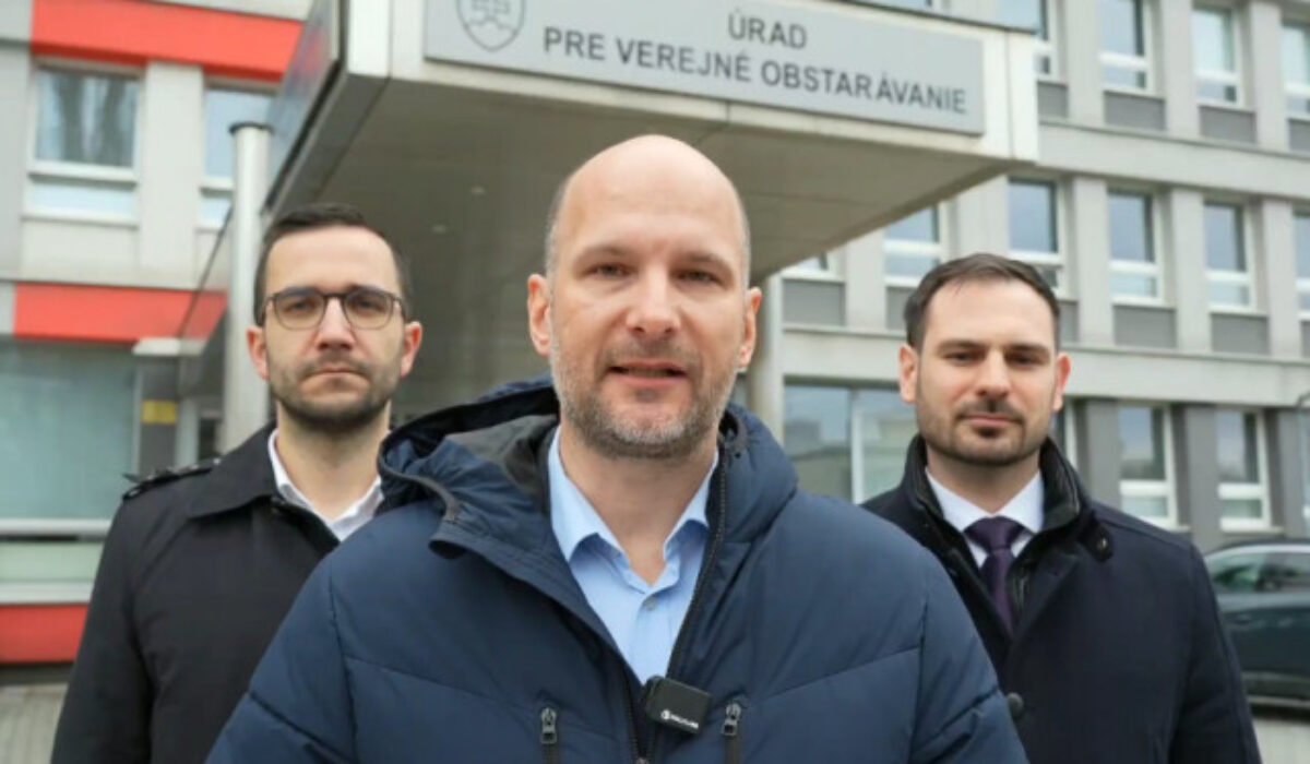 Zákazku na odevy pre policajtov a hasičov má preveriť ÚVO, Grendel hovorí o zmanipulovanej súťaži – VIDEO