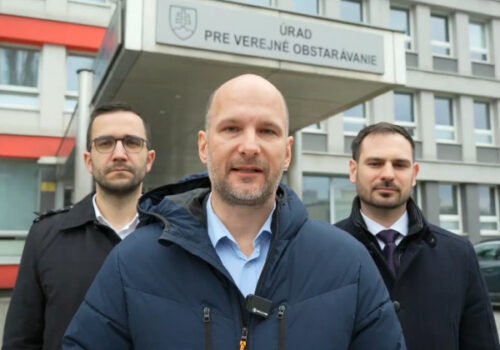 Zákazku na odevy pre policajtov a hasičov má preveriť ÚVO, Grendel hovorí o zmanipulovanej súťaži – VIDEO