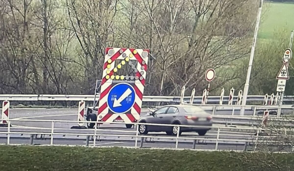 Vodiči prichádzajúci z Rakúska cez priechod Berg nemôžu schádzať na dialnicu D2, upozorňujú policajti – FOTO