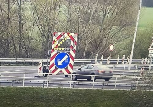 Vodiči prichádzajúci z Rakúska cez priechod Berg nemôžu schádzať na dialnicu D2, upozorňujú policajti – FOTO