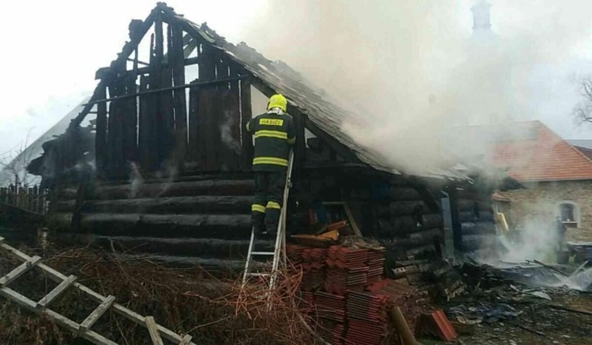 Drevenicu v Slovenskej Vsi zachvátil požiar, zasahujú profesionálni i dobrovoľní hasiči – FOTO