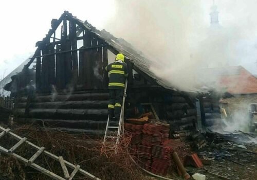 Drevenicu v Slovenskej Vsi zachvátil požiar, zasahujú profesionálni i dobrovoľní hasiči – FOTO