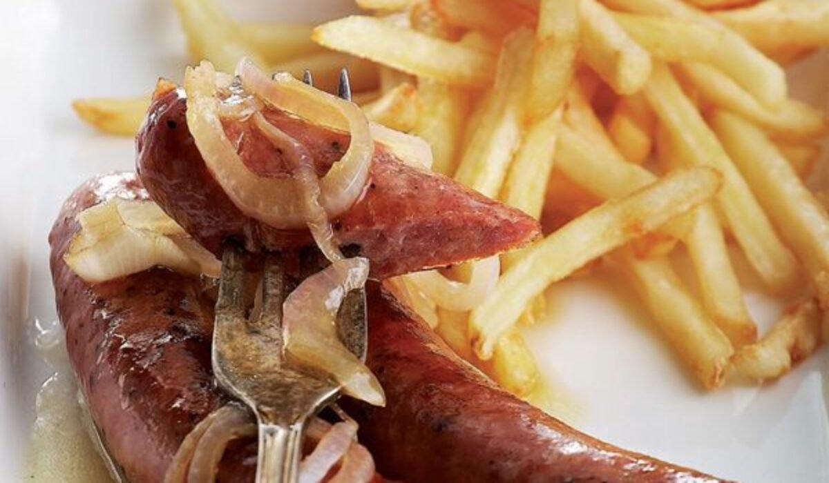 Dobroty na každý deň: 🌭 Bravčové klobásky na pive – rýchla pochúťka k večernému posedeniu 🍺