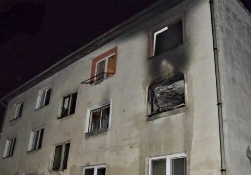 Prešovskí krajskí hasiči evakuovali obyvateľov bytovky pri požiari, zasahovali aj pri výbuchu