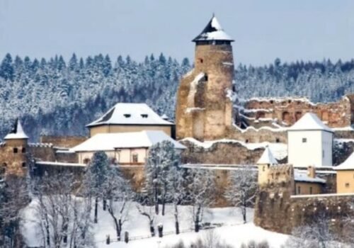 Ľubovniansky hrad aj skanzen zatvorili, prekvapila ich snehová nádielka