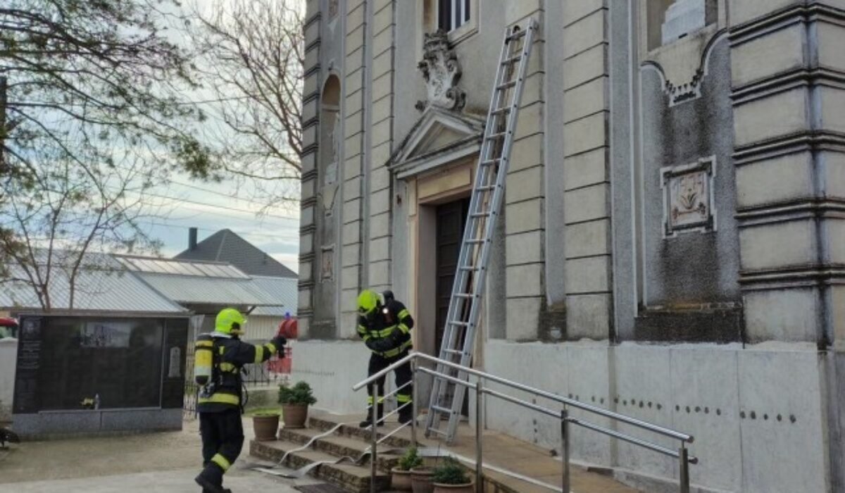 Kostol v obci Jahodná horí, pri požiari zasahujú profesionálni aj dobrovoľní hasiči – FOTO