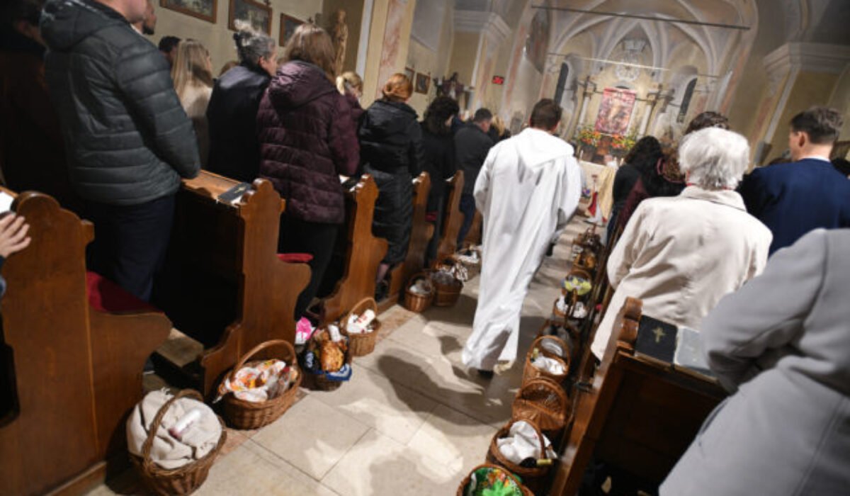 Veľký piatok je deň ukrižovania Ježiša Krista, kresťania sa postia a neslávia eucharistickú obetu