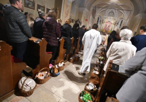 Veľký piatok je deň ukrižovania Ježiša Krista, kresťania sa postia a neslávia eucharistickú obetu