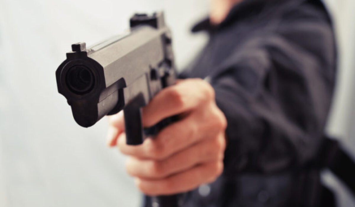 Polícia obvinila troch páchateľov, ktorí vlani lúpežne prepadli rodinu v obci Štítnik