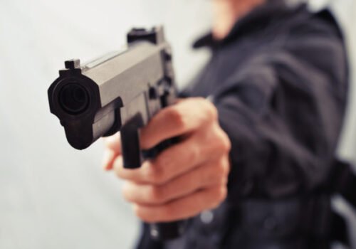 Polícia obvinila troch páchateľov, ktorí vlani lúpežne prepadli rodinu v obci Štítnik