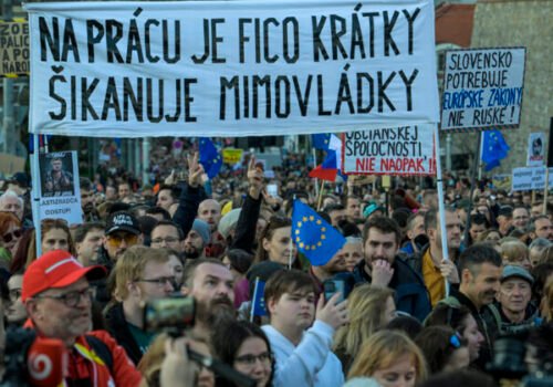 Slováci budú protestovať proti „ruskému“ zákonu, prezidentovi Pellegrinimu adresovali výzvu