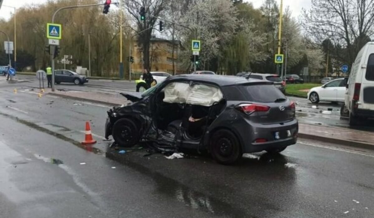 Auto sa zrazilo s nákladiakom, 64-ročný vodič nehodu neprežil – FOTO
