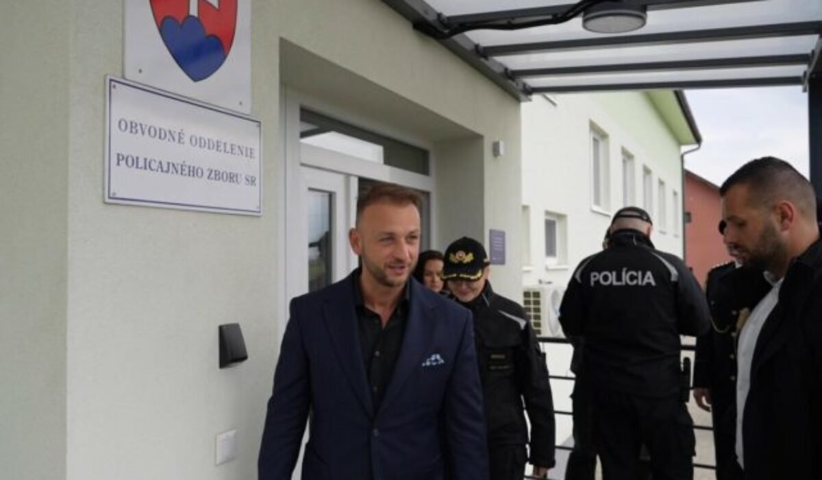 Policajti z obvodného oddelenia v Drienove sa dočkali nových priestorov, pribudla aj prístavba