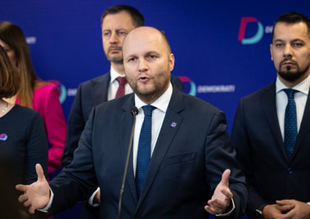 Naď bude na polícii vypovedať vo veci darovania MiG-ov Ukrajine, vyjadrí sa aj ku kontroverznému statusu o svoloči