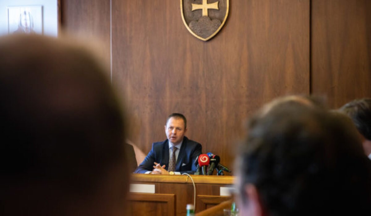 Kéryho diplomovka je ako cez kopirák. Poslanec Smeru kritizoval Gröhlinga, no sám vraj odpísal takmer všetko