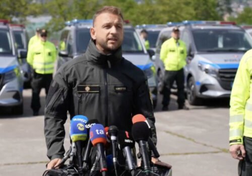 Policajti dostali nové Mercedesy za vyše 100-tisíc eur za kus, dokumentovať budú nehody – VIDEO