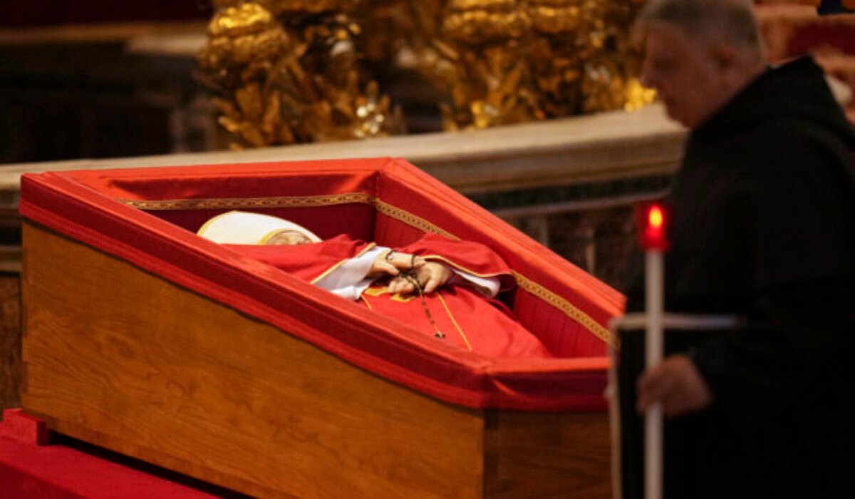 Štátny smútok za pápeža Františka prinesie obmedzenia. Budú v sobotu otvorené obchody?