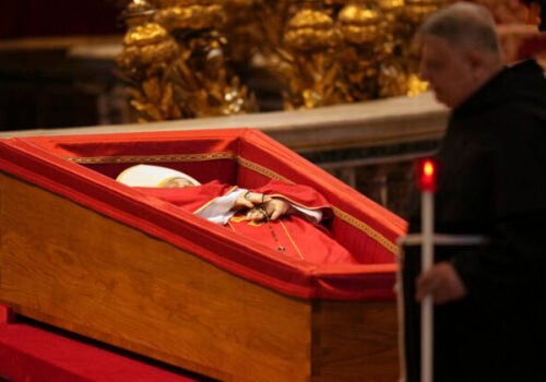 Prevoz rakvy s pápežom mimo Vatikán médiá zaznamenajú po prvýkrát v dejinách