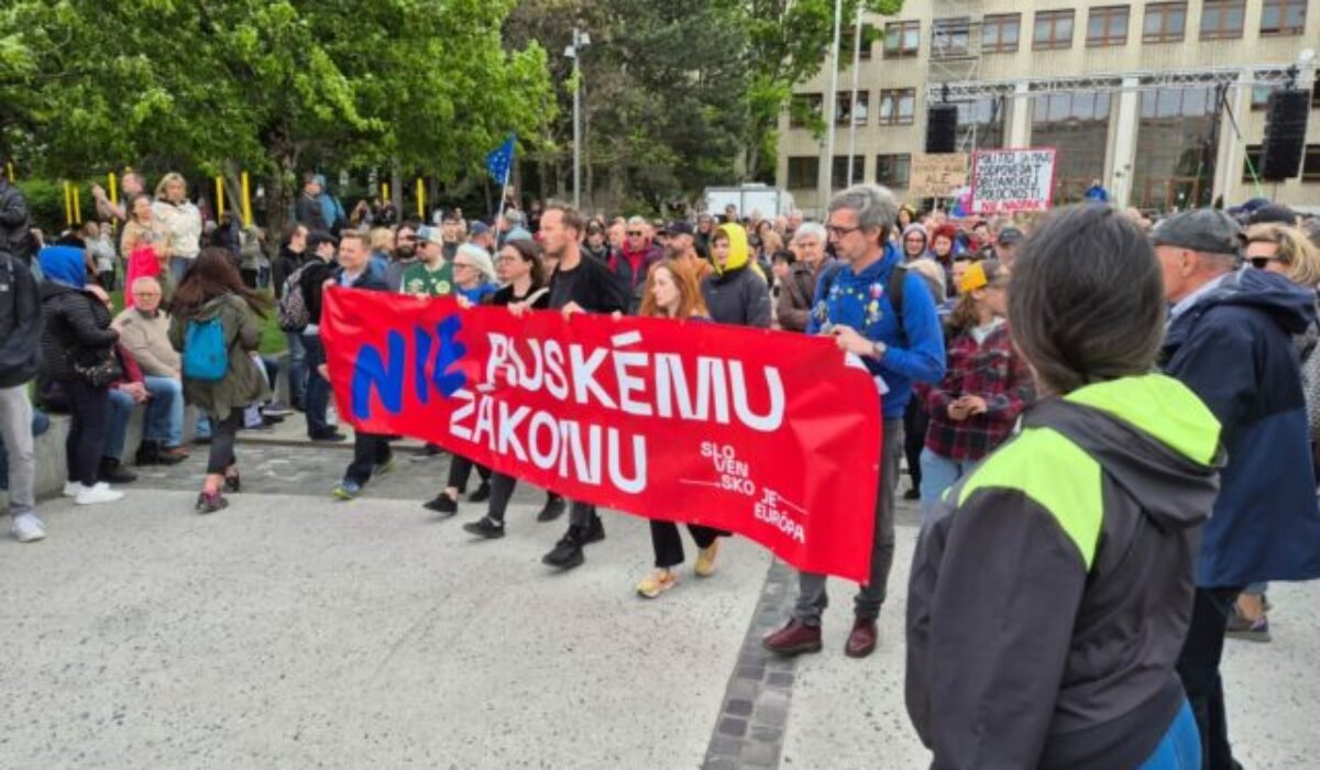 Účastníci zhromaždenia Slovensko je Európa vyzývajú Pellegriniho, aby nepodpísal „ruský zákon“ – VIDEO, FOTO