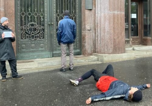 Verejnú performanciu pred ministerstvom kultúry narušila polícia, podľa umelcov hliadku poslala SNS – FOTO 
