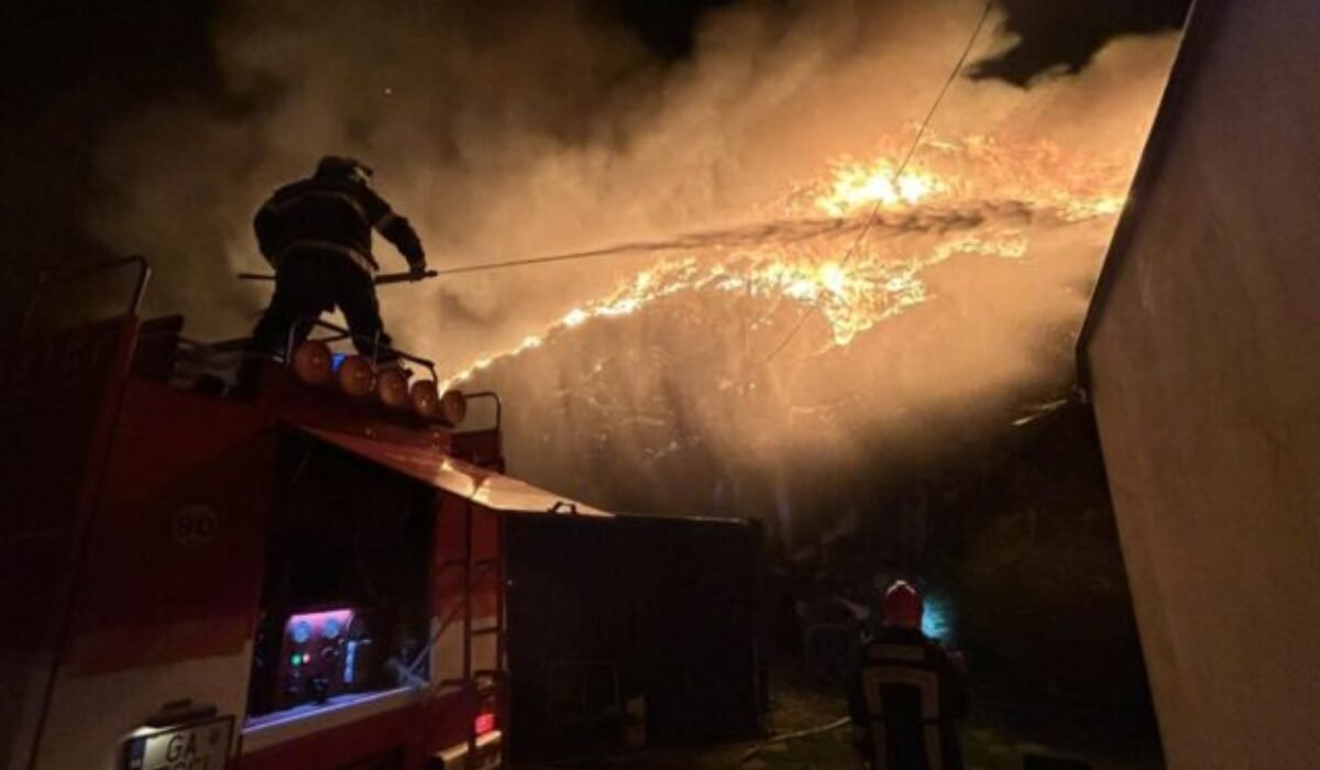 Pre dymenie zo skládky odpadu v Čiernej Vode platí v okrese Galanta mimoriadna situácia – FOTO