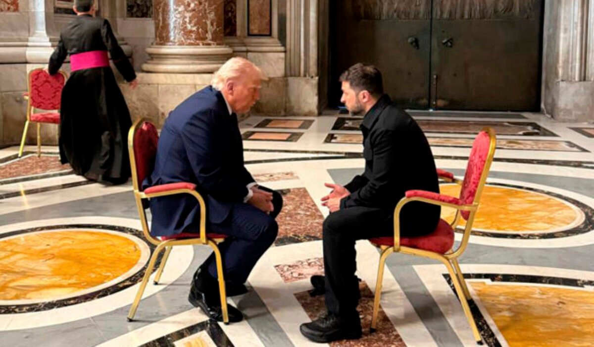 Trump a Zelenskyj sa stretli na pohrebe pápeža, bolo to prvýkrát od ich konfliktu v Bielom dome – FOTO
