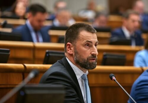 Vládny toxický kokteil ničí slovenskú ekonomiku, poslanec Viskupič kritizuje ministra financií