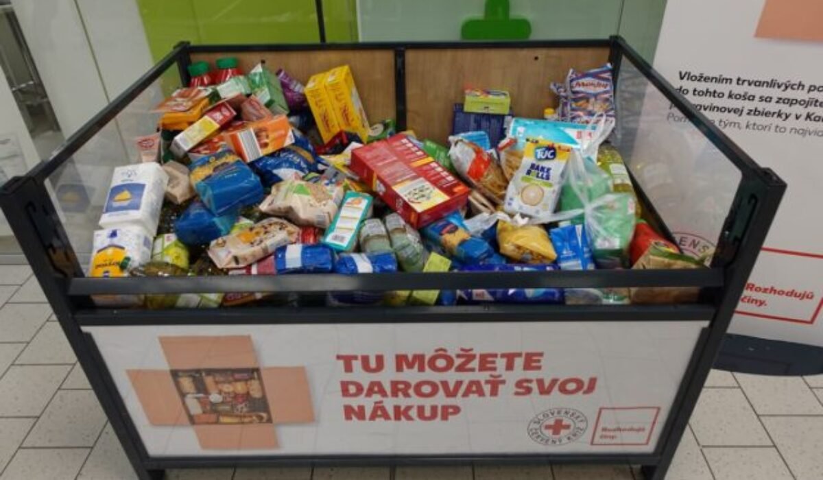 Jarná potravinová zbierka v Kauflande zabezpečila pomoc pre takmer 900 domácností