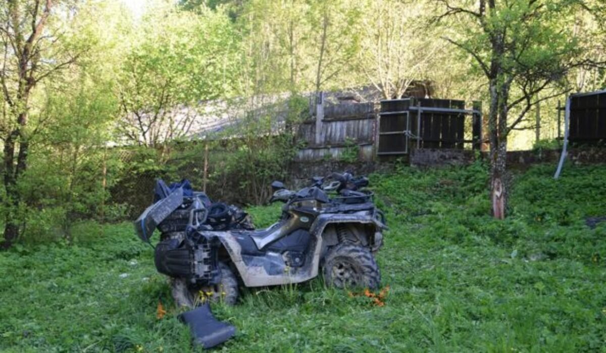 Vodič štvorkolky zišiel v obci Červený Kameň z cesty a prevrátil sa, tragickú nehodu neprežil – FOTO