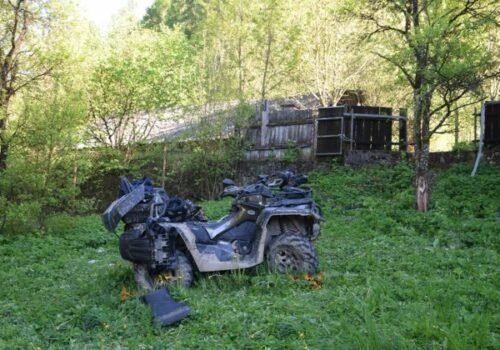 Vodič štvorkolky zišiel v obci Červený Kameň z cesty a prevrátil sa, tragickú nehodu neprežil – FOTO