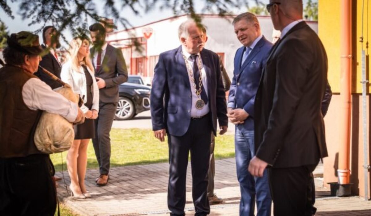 Malá Lehota hostila vládu. Dotácie v hodnote 1,6 milióna poputujú do ciest, škôl aj na gajdošov – VIDEO, FOTO