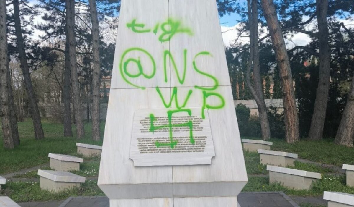 Neznámy páchateľ posprejoval pamätník tureckých vojakov v Bratislave nacistickými symbolmi – FOTO