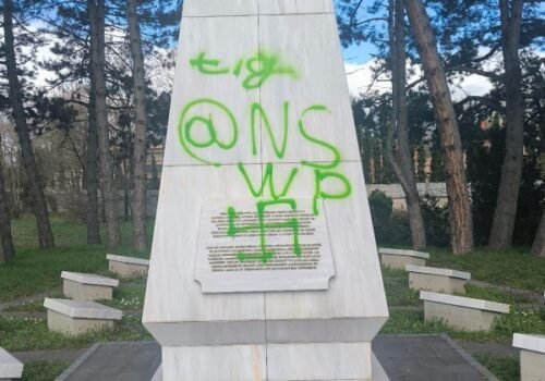 Neznámy páchateľ posprejoval pamätník tureckých vojakov v Bratislave nacistickými symbolmi – FOTO