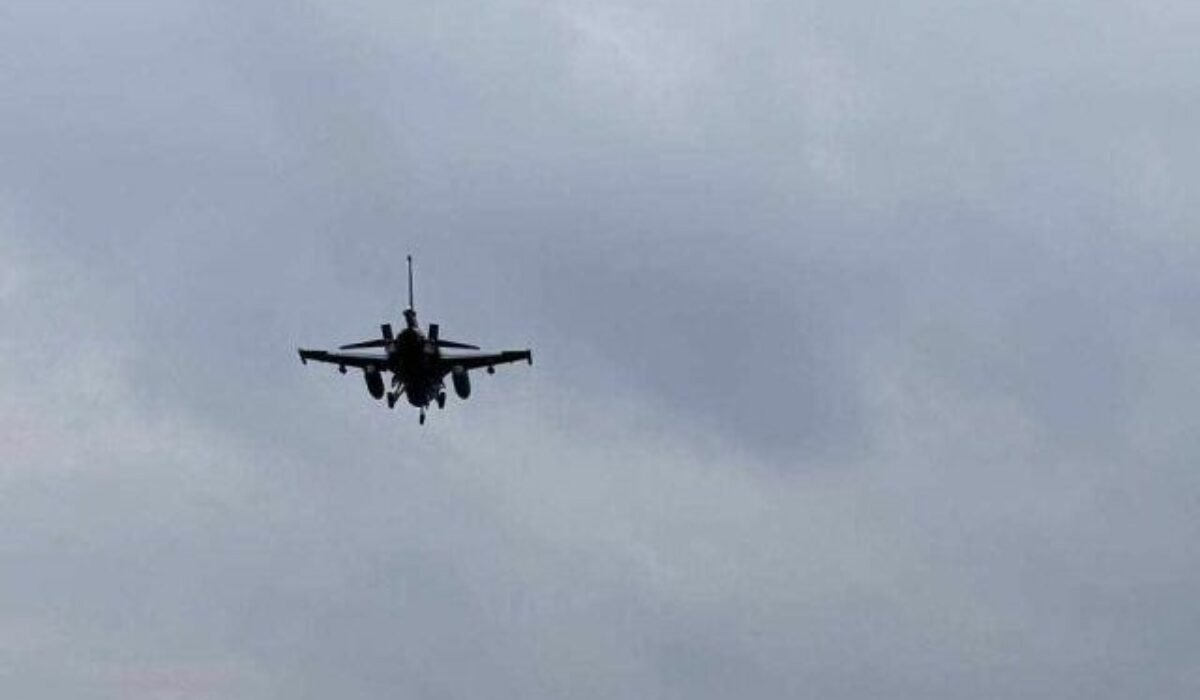 Na Slovensku pristáli ďalšie dve stíhačky F-16, už ich máme „doma“ päť – VIDEO
